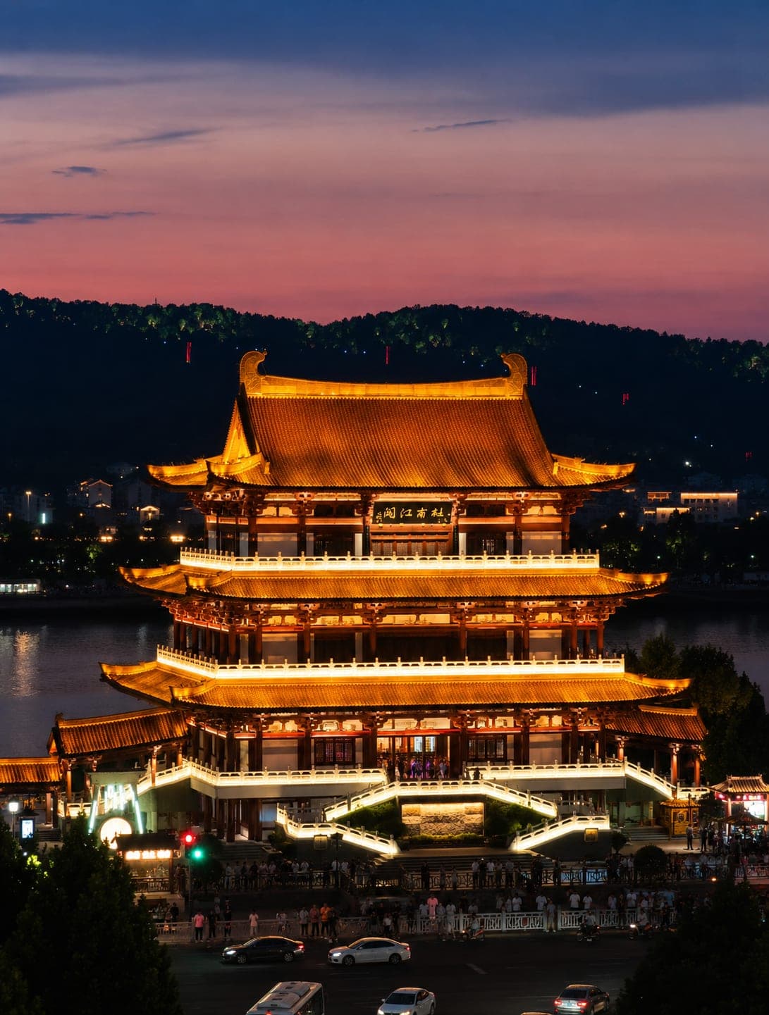 湘江东岸四层仿唐木结构的杜甫江阁，长沙