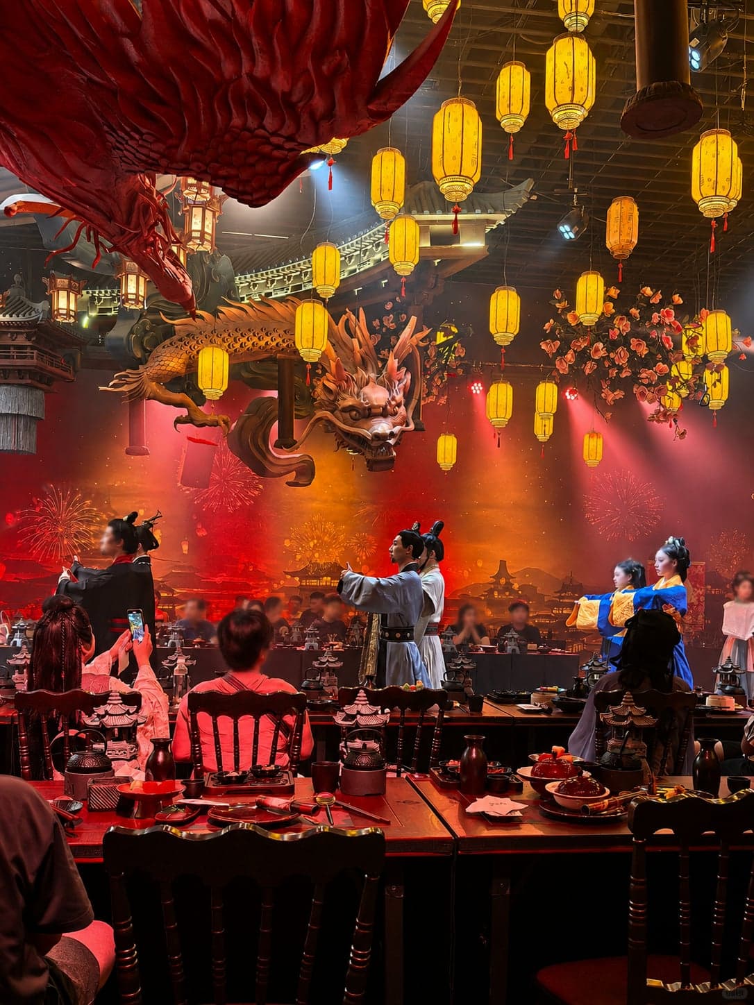 长沙一场沉浸式剧场夜场，演员于彩绘布景前演出，观众沿地面动线就近而立