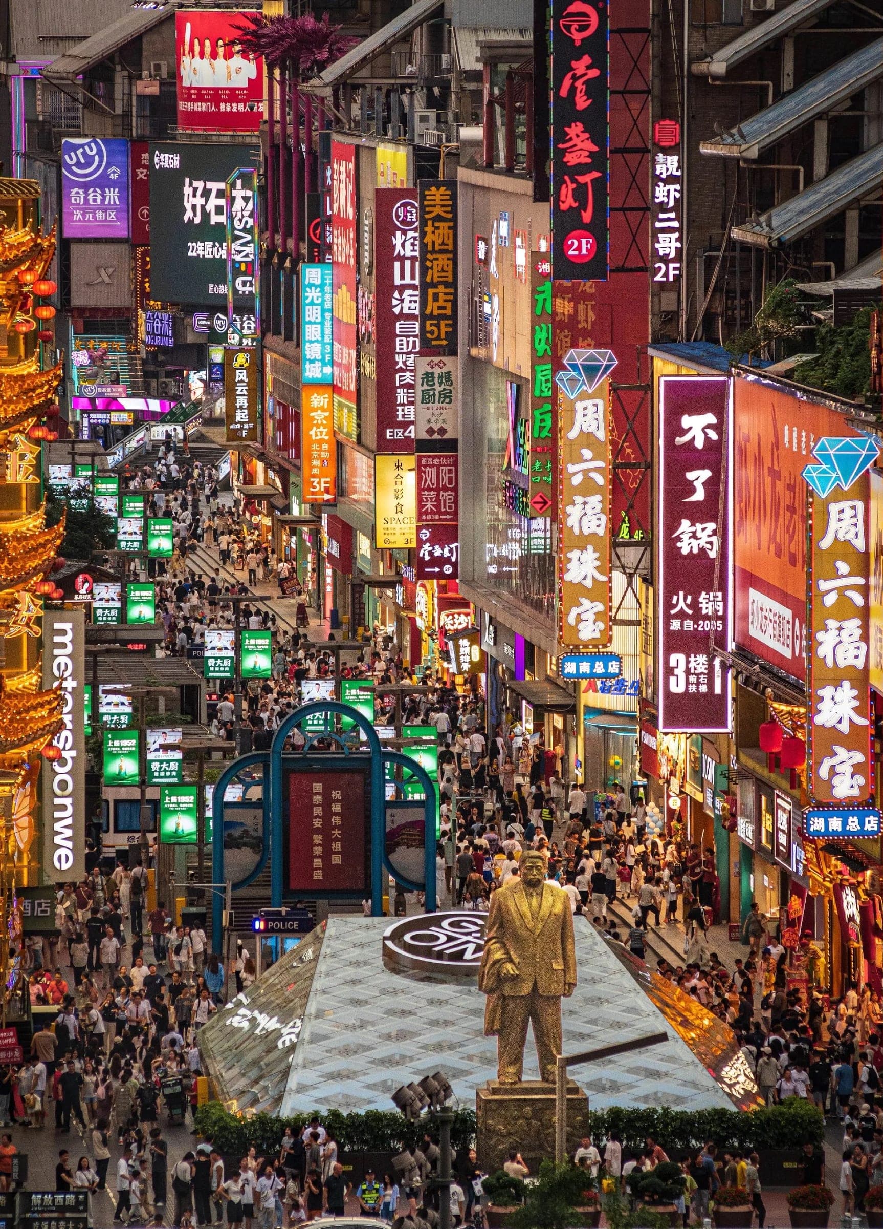 暮色中的五一广场，霓虹店招与食巷烟火围绕着四街交汇处，长沙