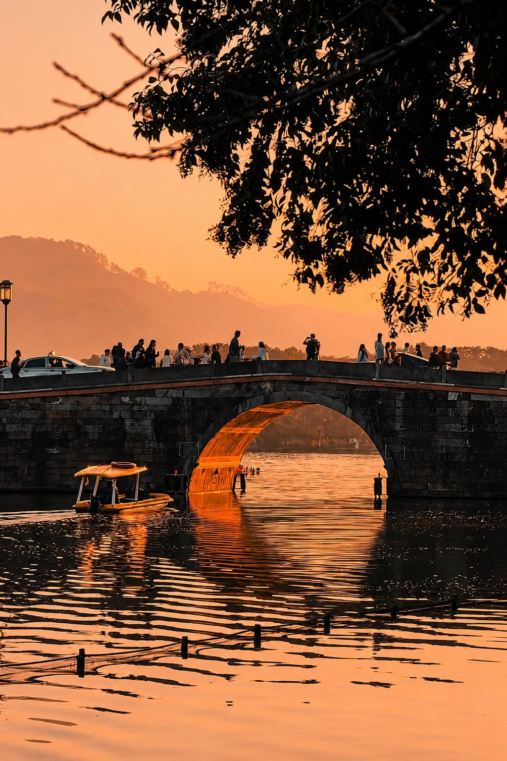 Broken Bridge over West Lake, the east end of the Bai Causeway, Hangzhou