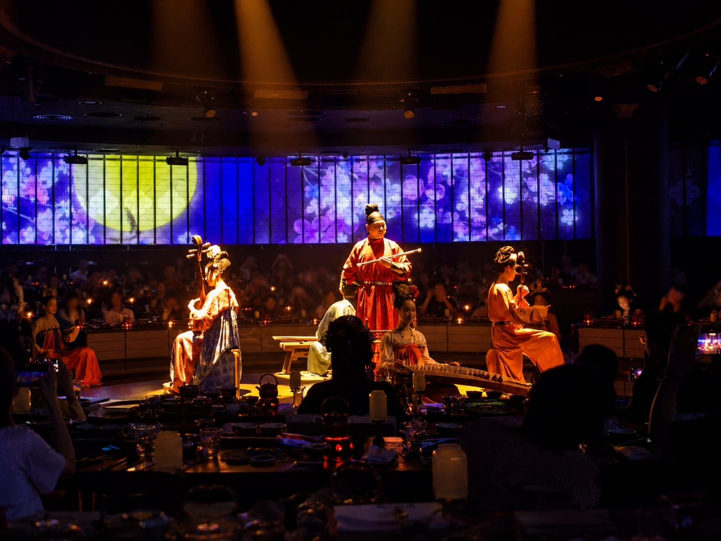 A Song-style imperial banquet in Hangzhou: a long lacquered table under lantern light, hostess in Song-dynasty silk pouring rice wine from a porcelain ewer