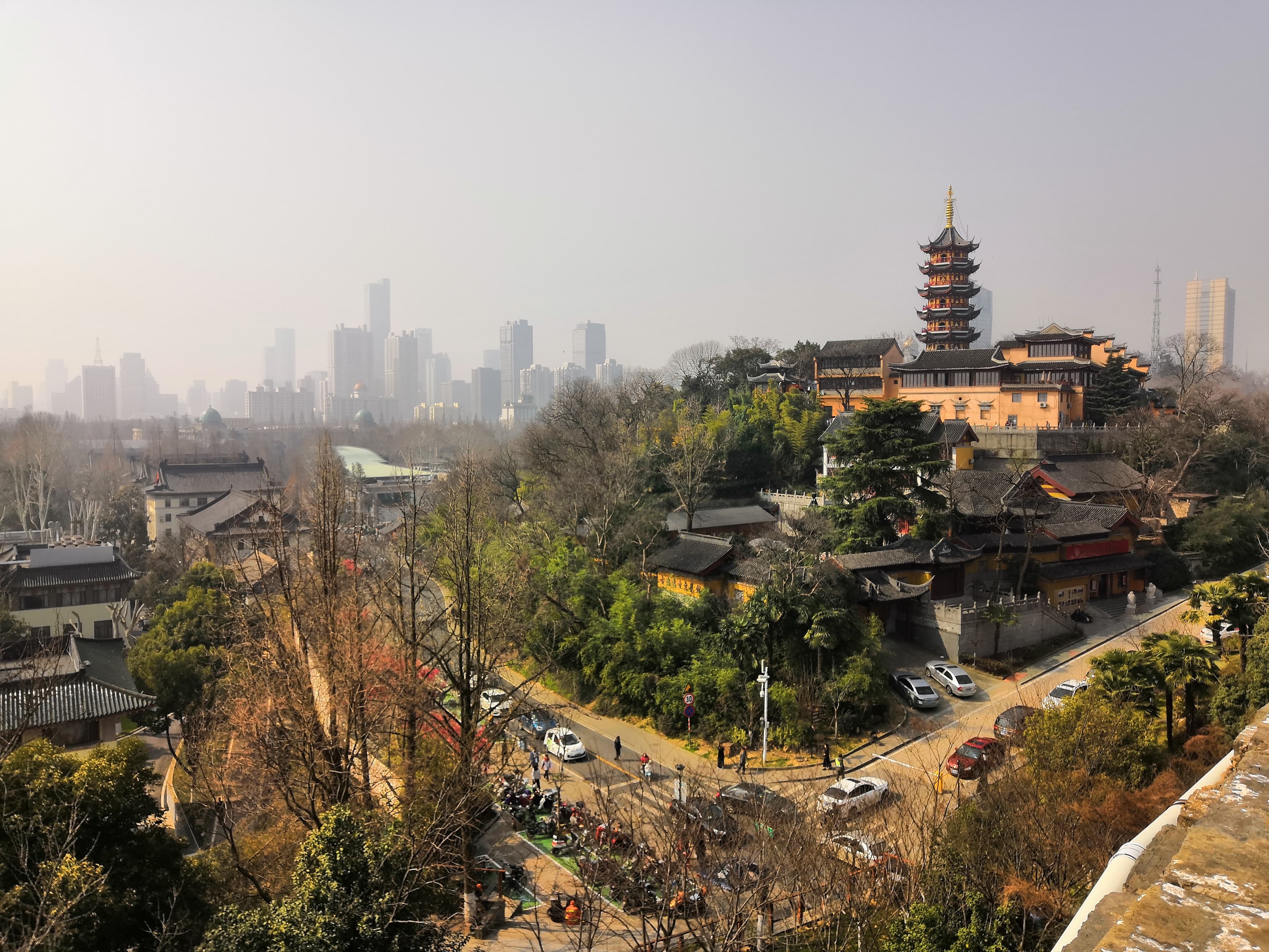 南京鸡鸣寺药师塔前盛开的樱花，背后是台城古城墙