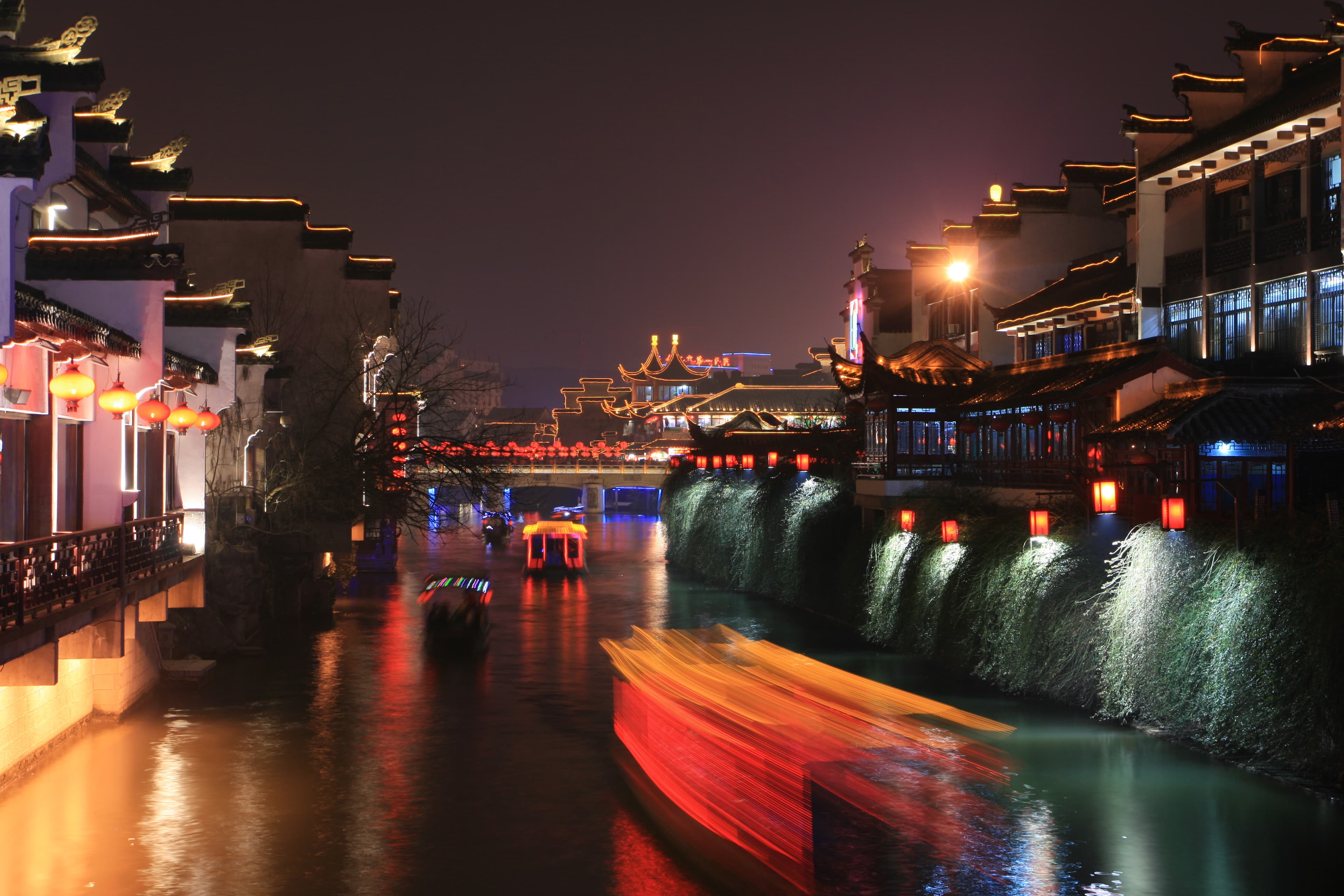 夜色中的秦淮河画舫，一身红漆，红灯笼贯于船檐