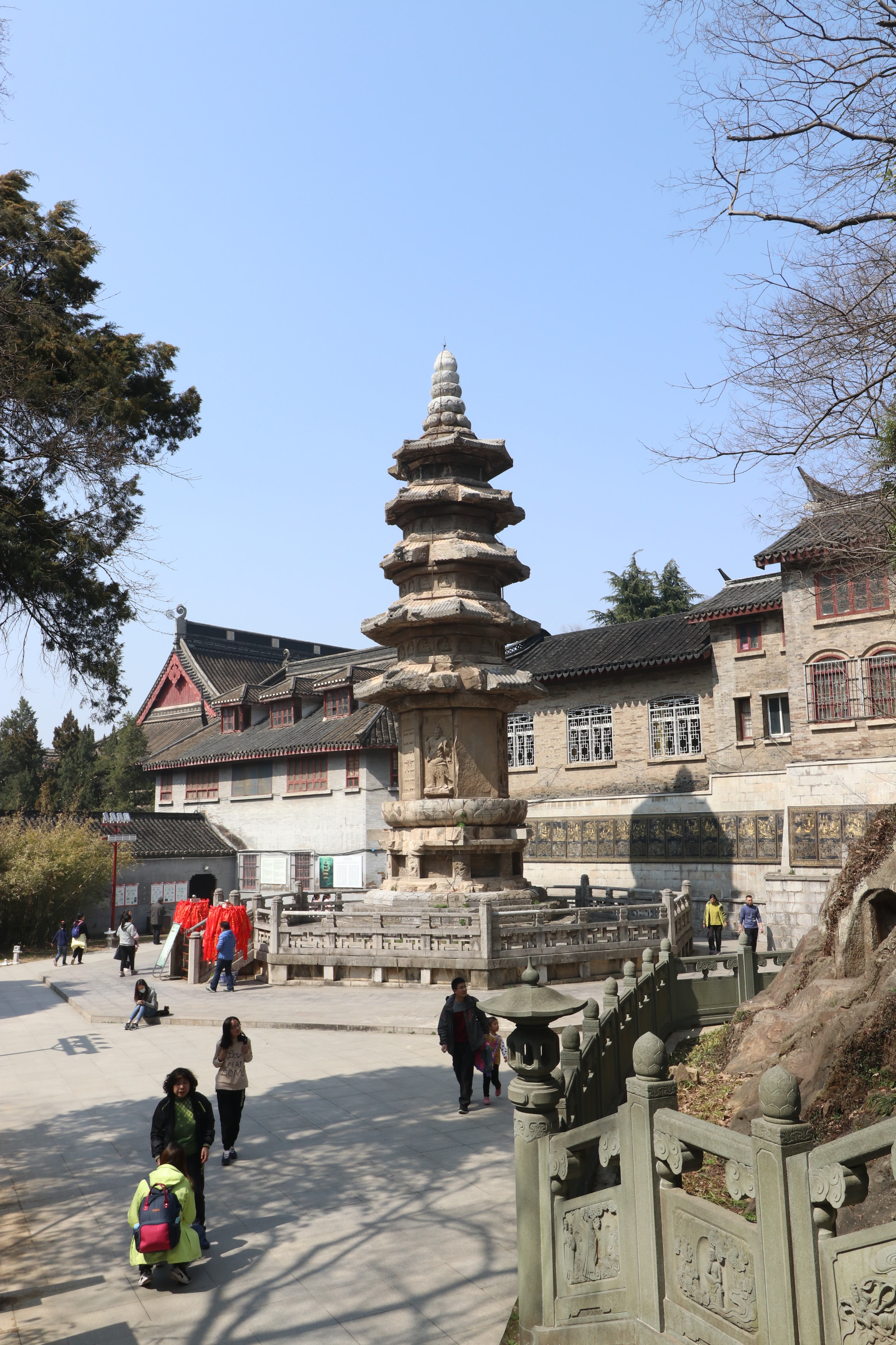 栖霞山下栖霞寺周边深红的枫叶