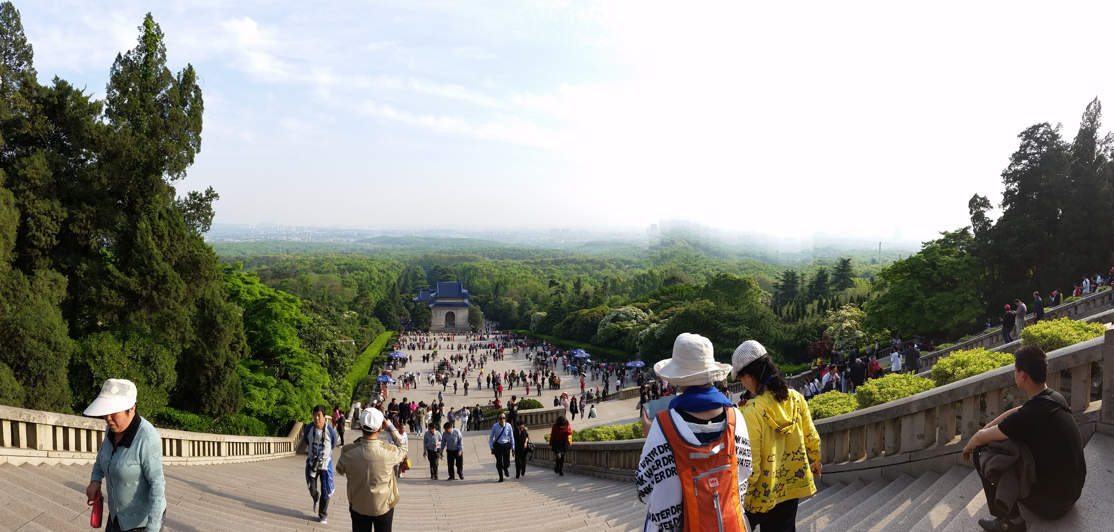 中山陵 392 级花岗岩台阶与蓝瓦祭堂，立于紫金山第二峰之上