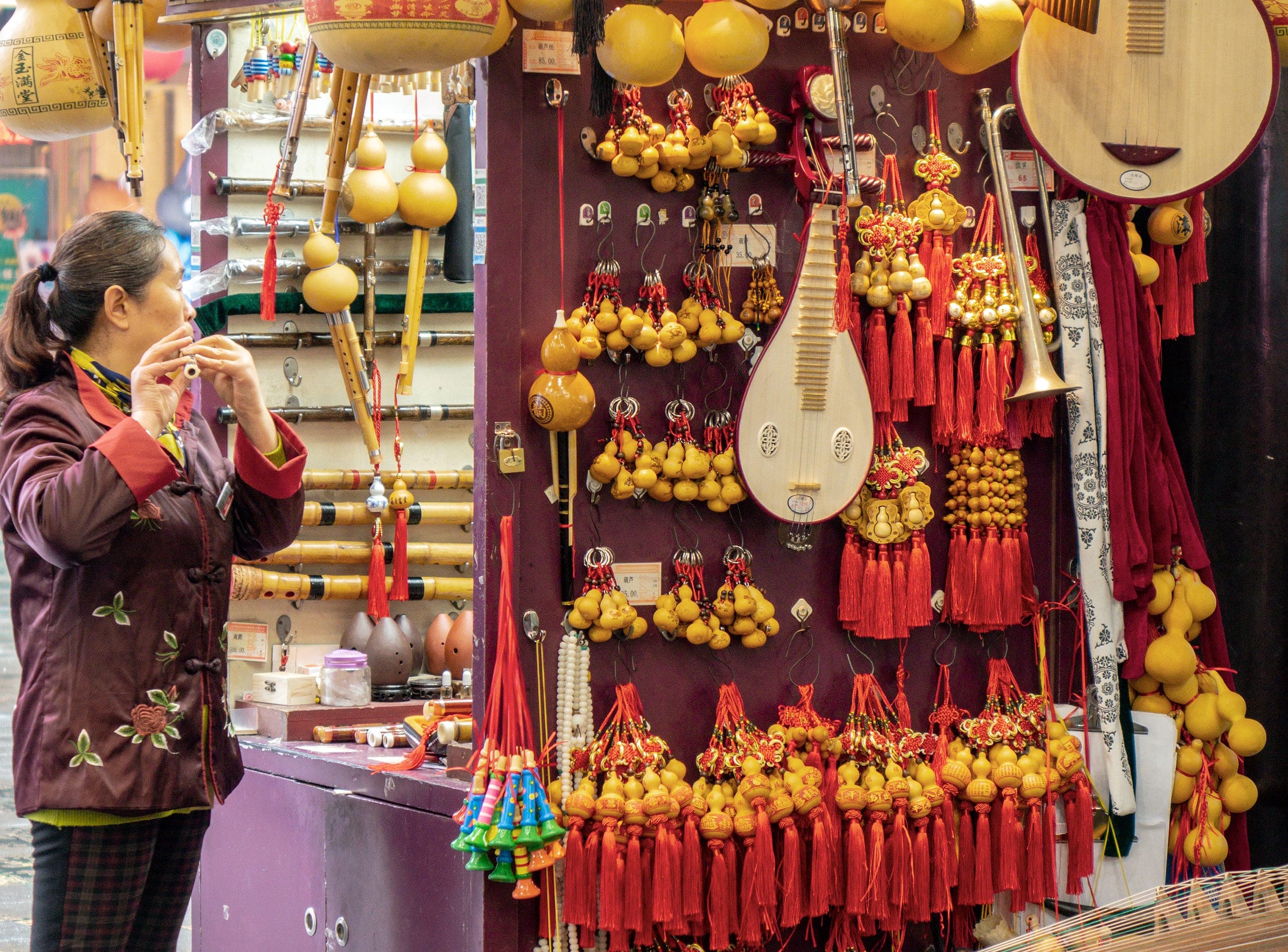 Vendor at the Yuyuan Bazaar near Yu Garden, Shanghai.jpg