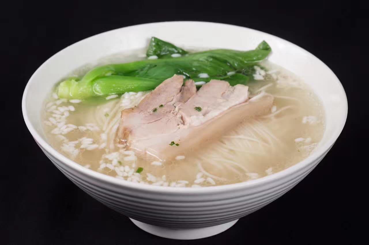 A bowl of maple-town big-meat noodle, slow-simmered pork belly on white pork-and-rice-wine broth, Suzhou's early-summer noodle