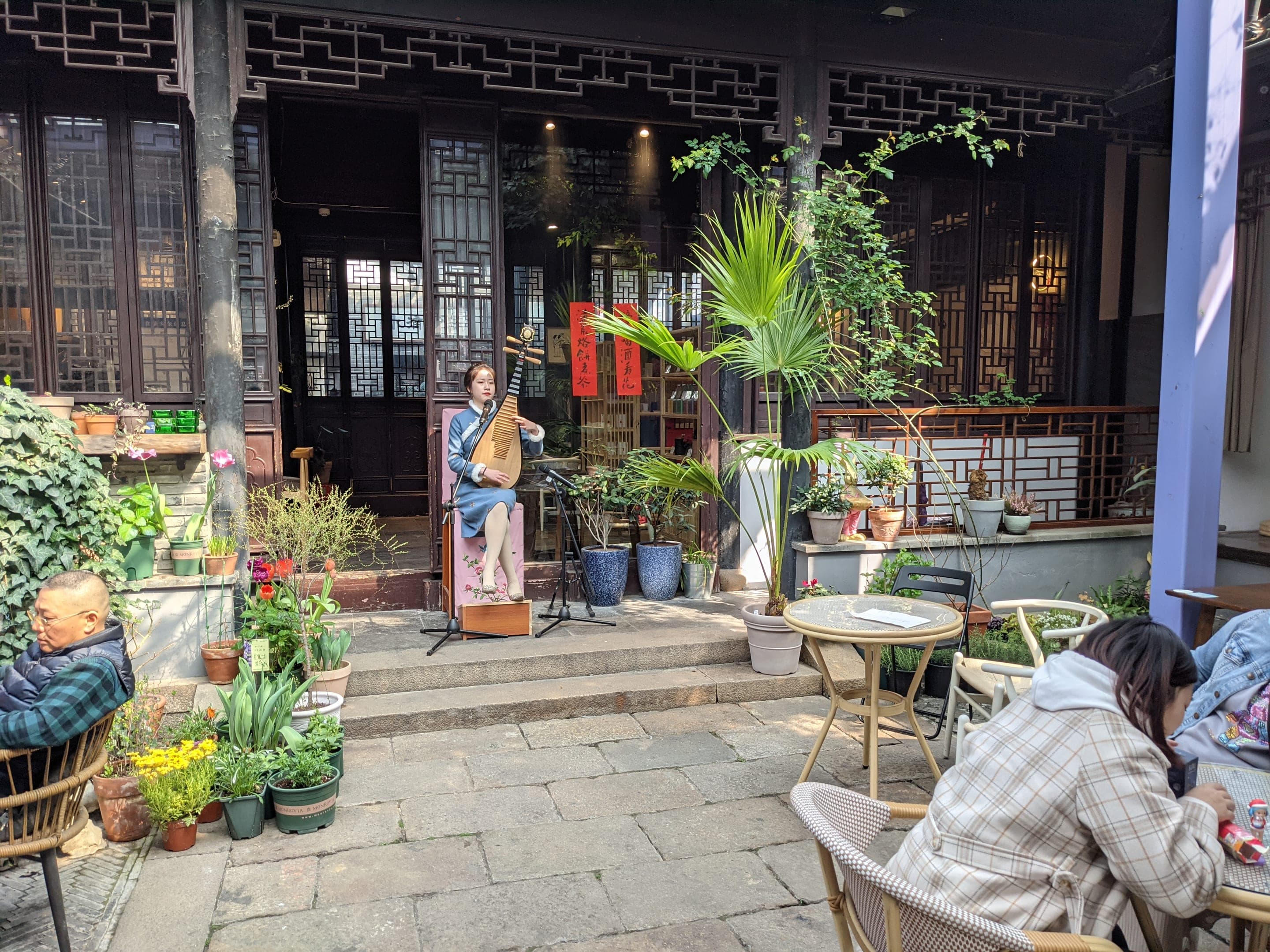 A Pingtan performer at a Pingjiang Road teahouse, telling a verse story in the Suzhou Wu dialect