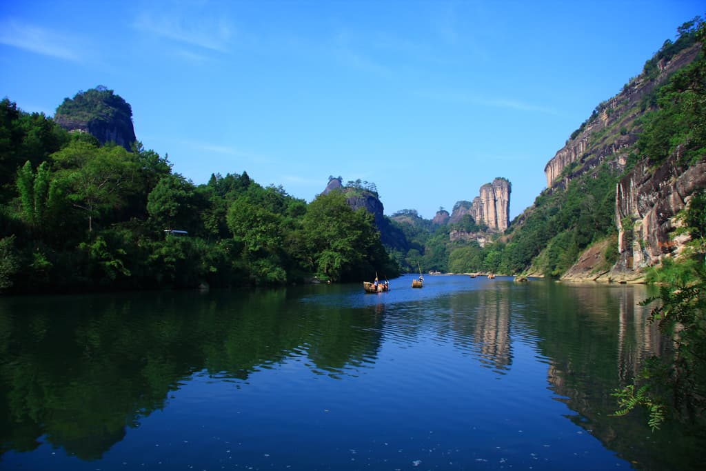 武夷山九曲溪与玉女峰，云海之中