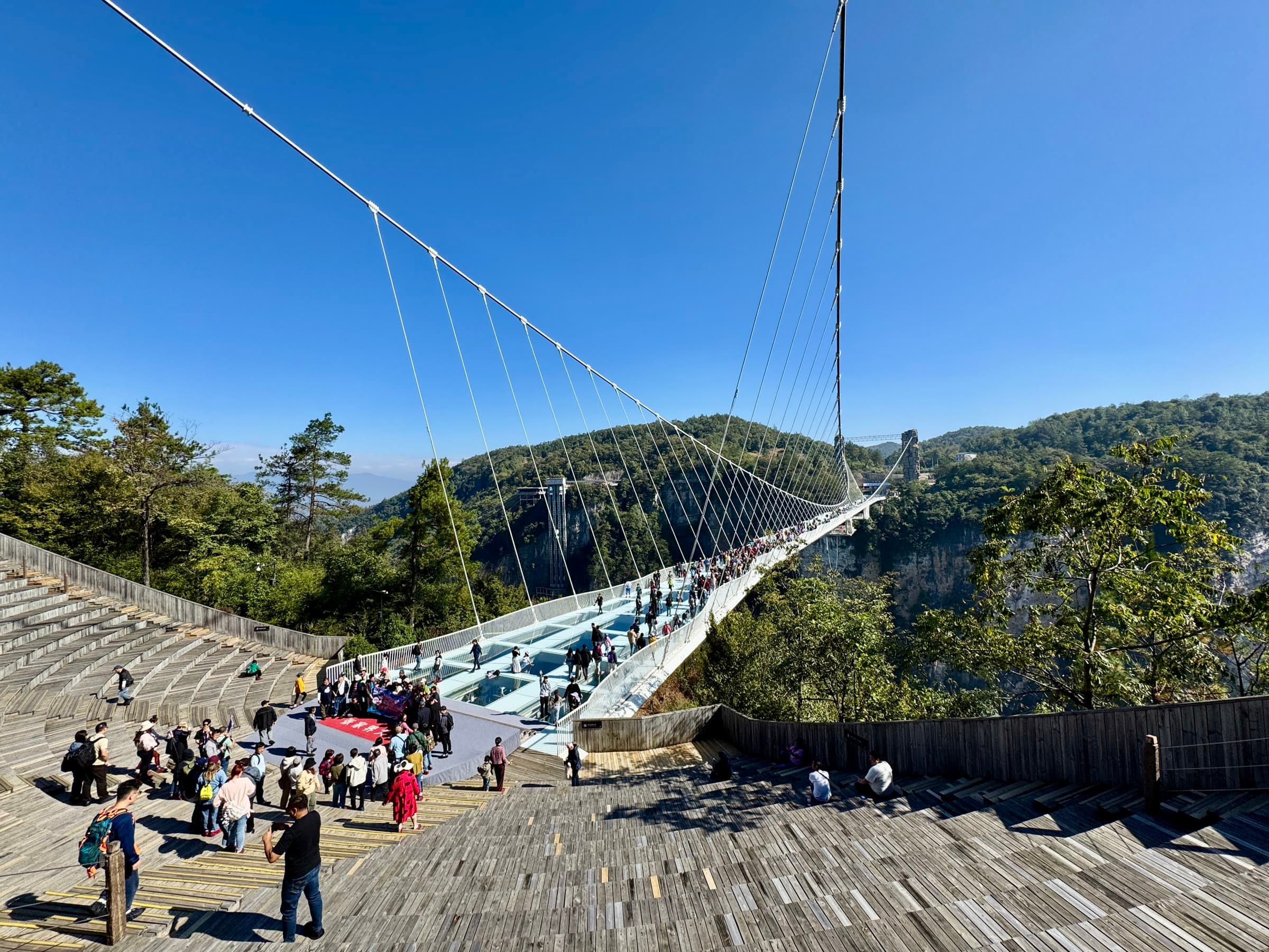 张家界大峡谷玻璃桥横跨峡谷四百三十米，距谷底三百米，桥面玻璃自崖侧清晰可见