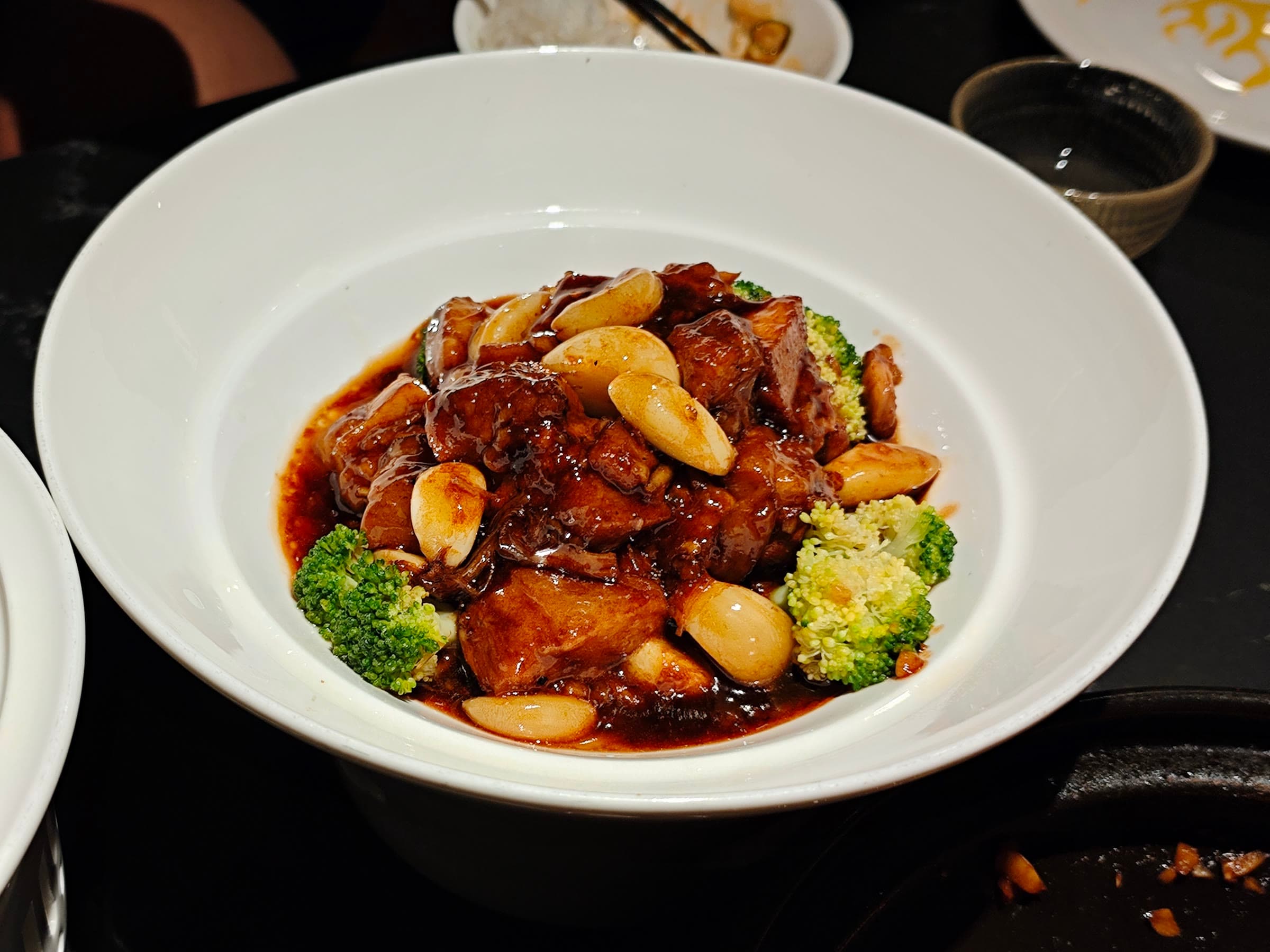 湘菜馆里一碗红烧肉：五花方块烧得焦糖琥珀色，汁浓挂肉