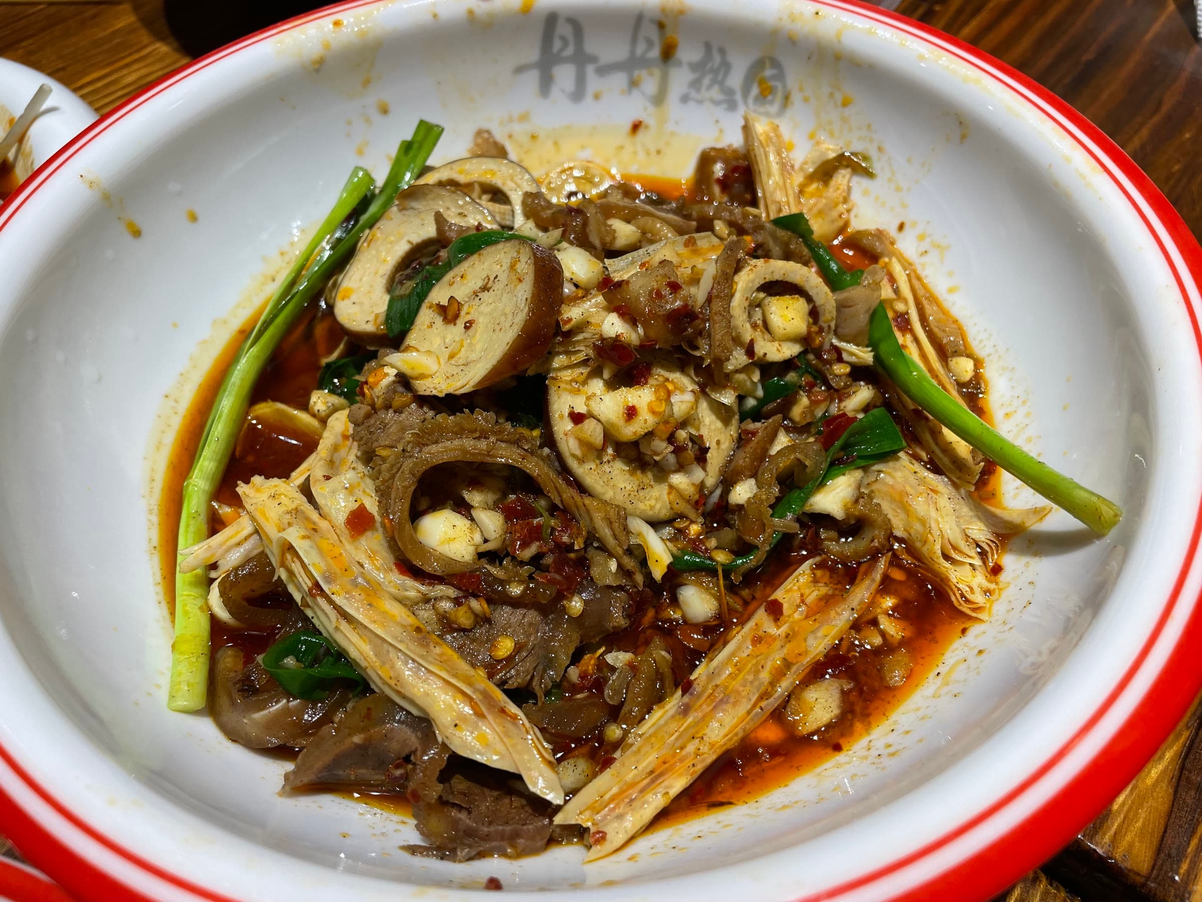 陶锅之中的湘西三下锅：腊肉、酸萝卜与豆腐同浸一锅醇汤