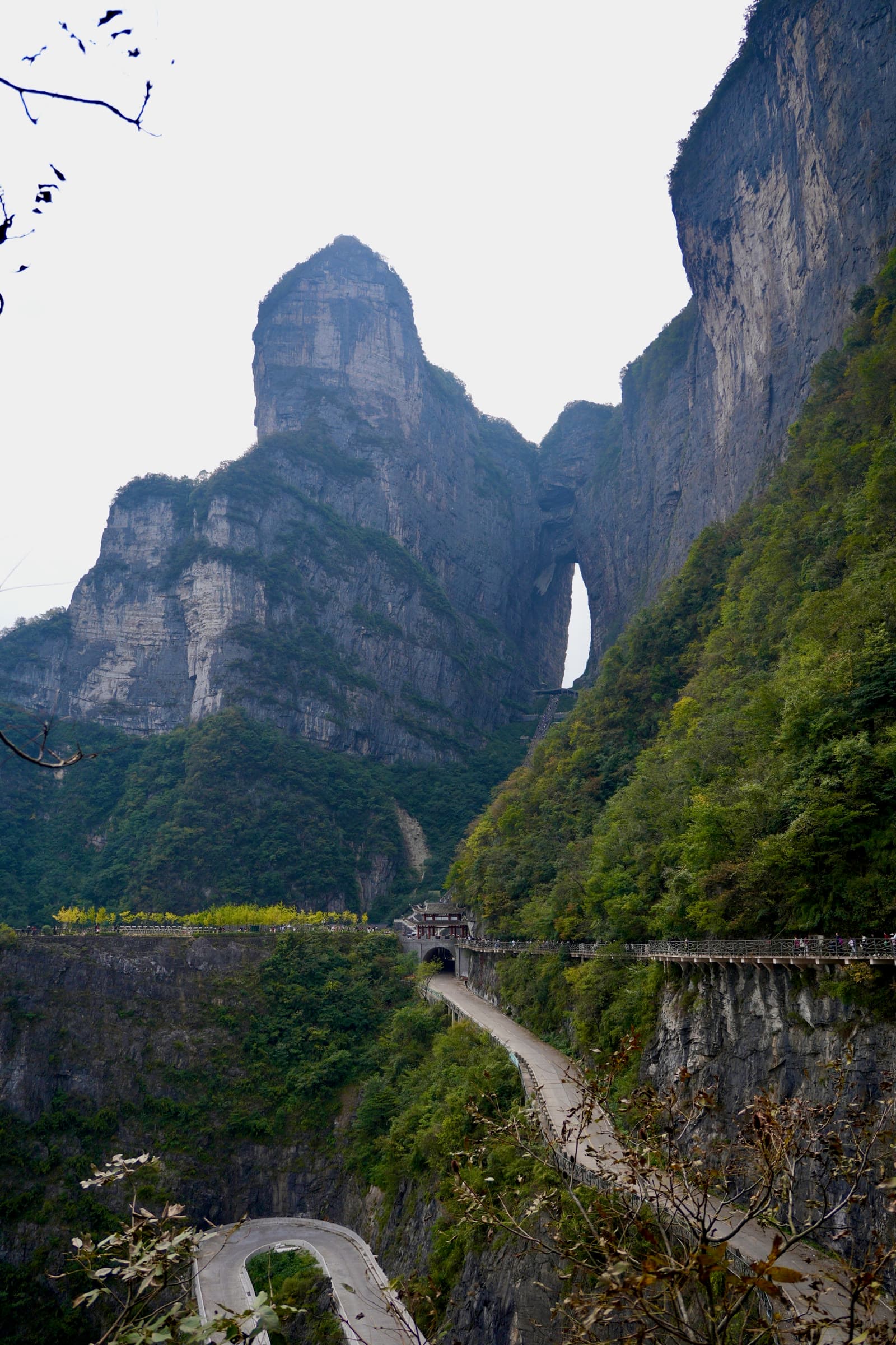 湖南张家界城南天门山的天然石灰岩穹门：天门洞，高一百三十一米