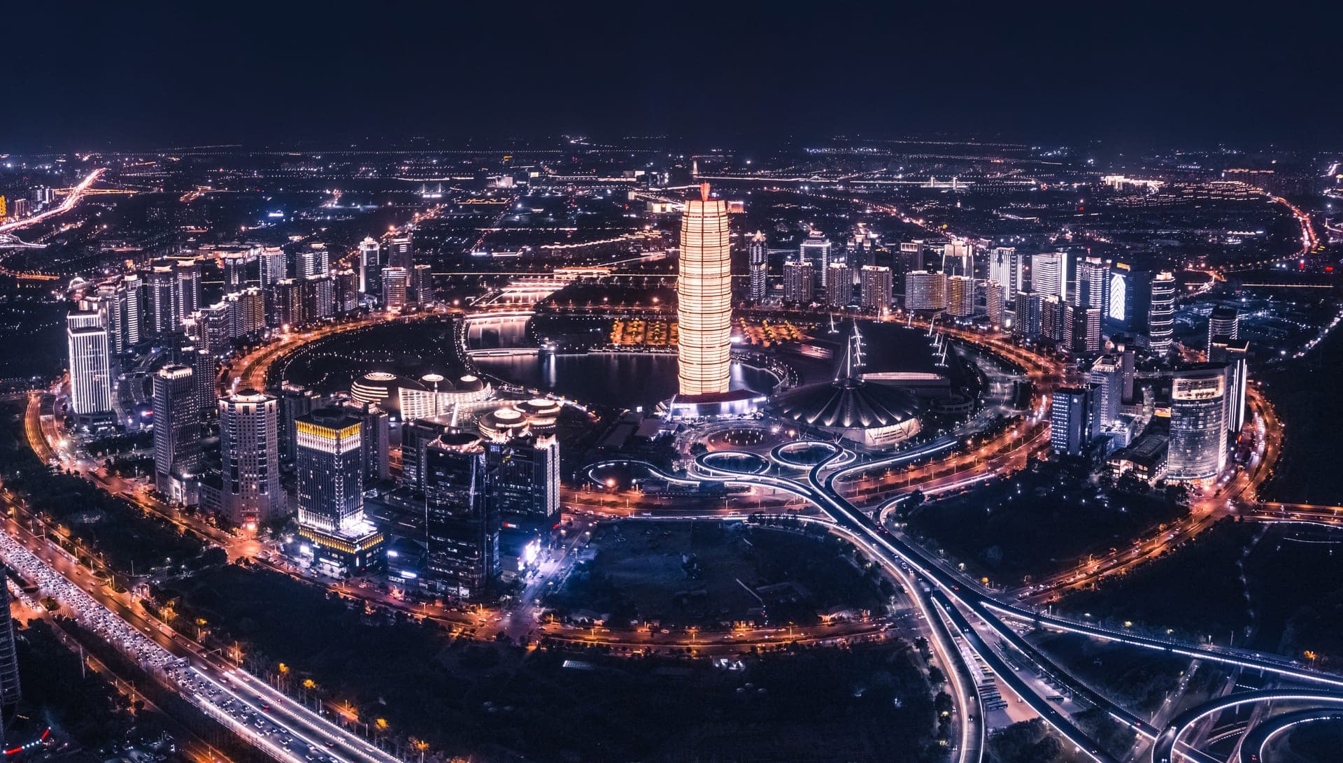 郑州夜景航拍，郑东新区 CBD 环形建筑群中央，绿地中心千玺广场塔灯火璀璨