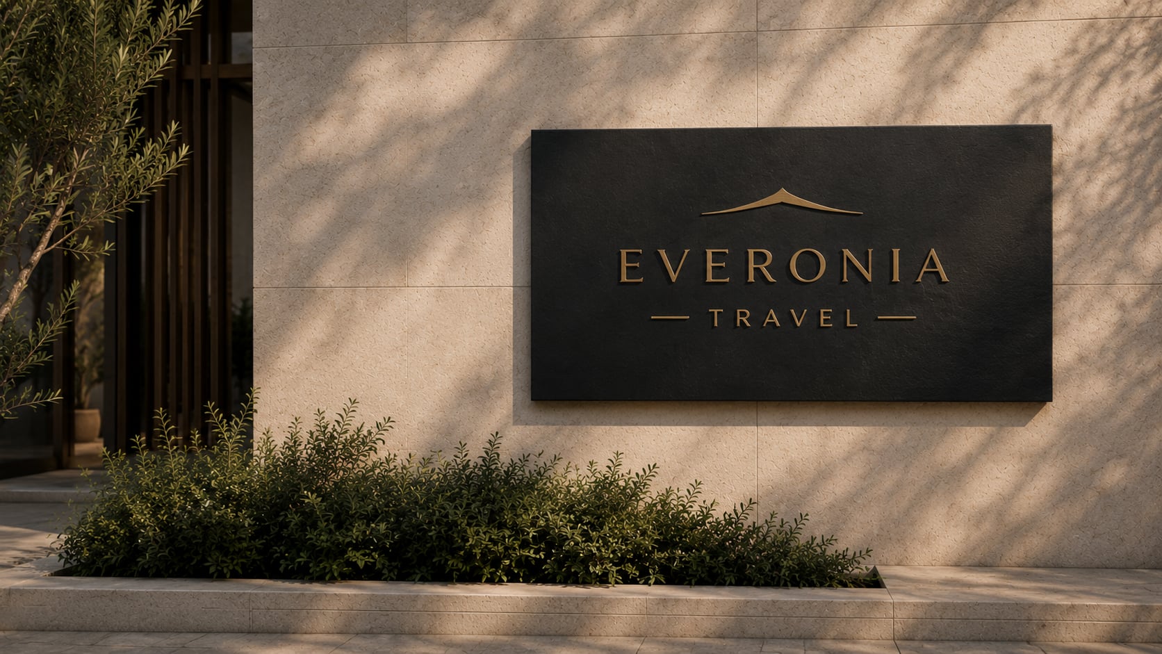 石墙上的 Everonia Travel 铭牌与橄榄枝光影