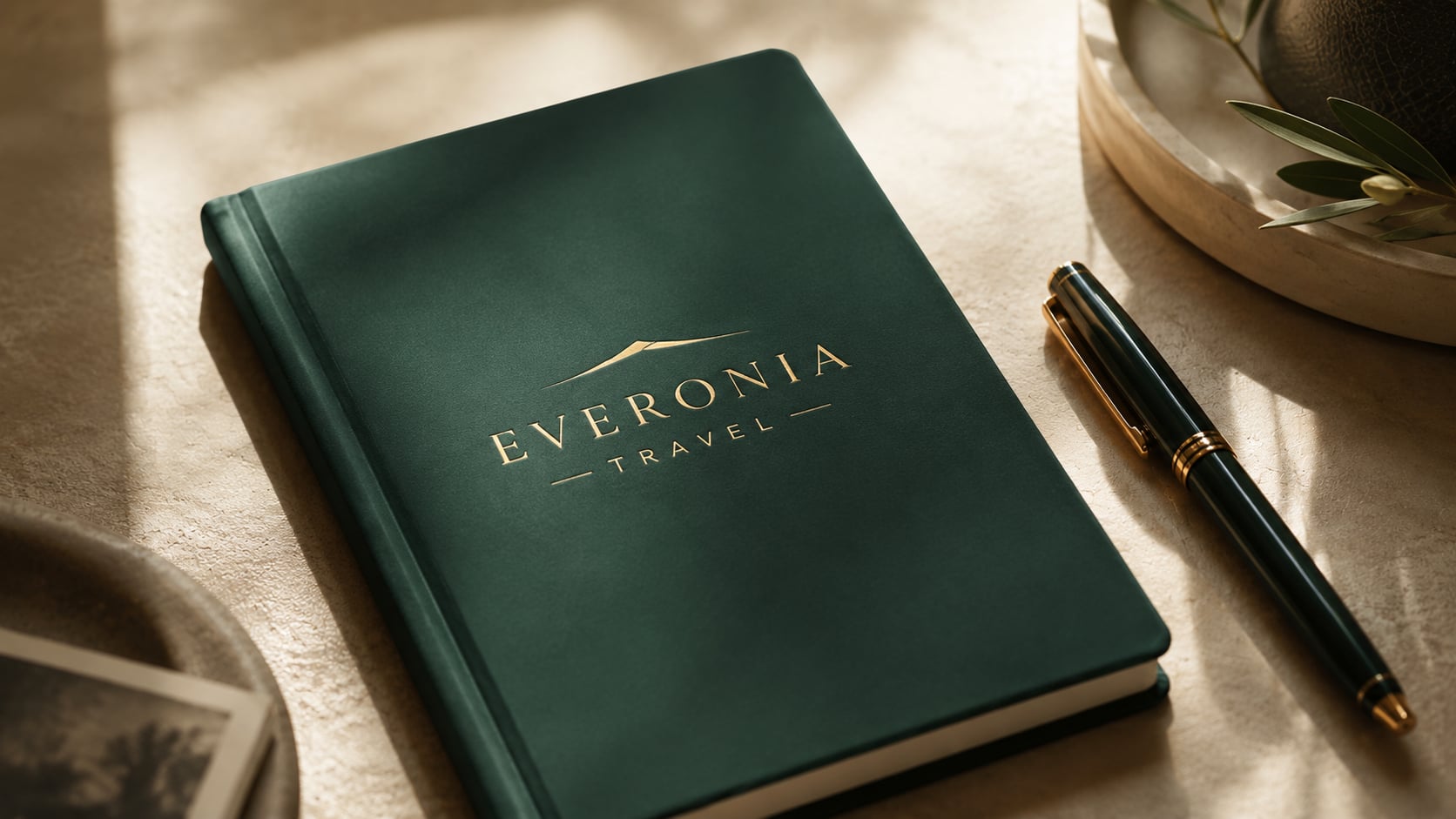 桌上的 Everonia Travel 皮质日志本与钢笔