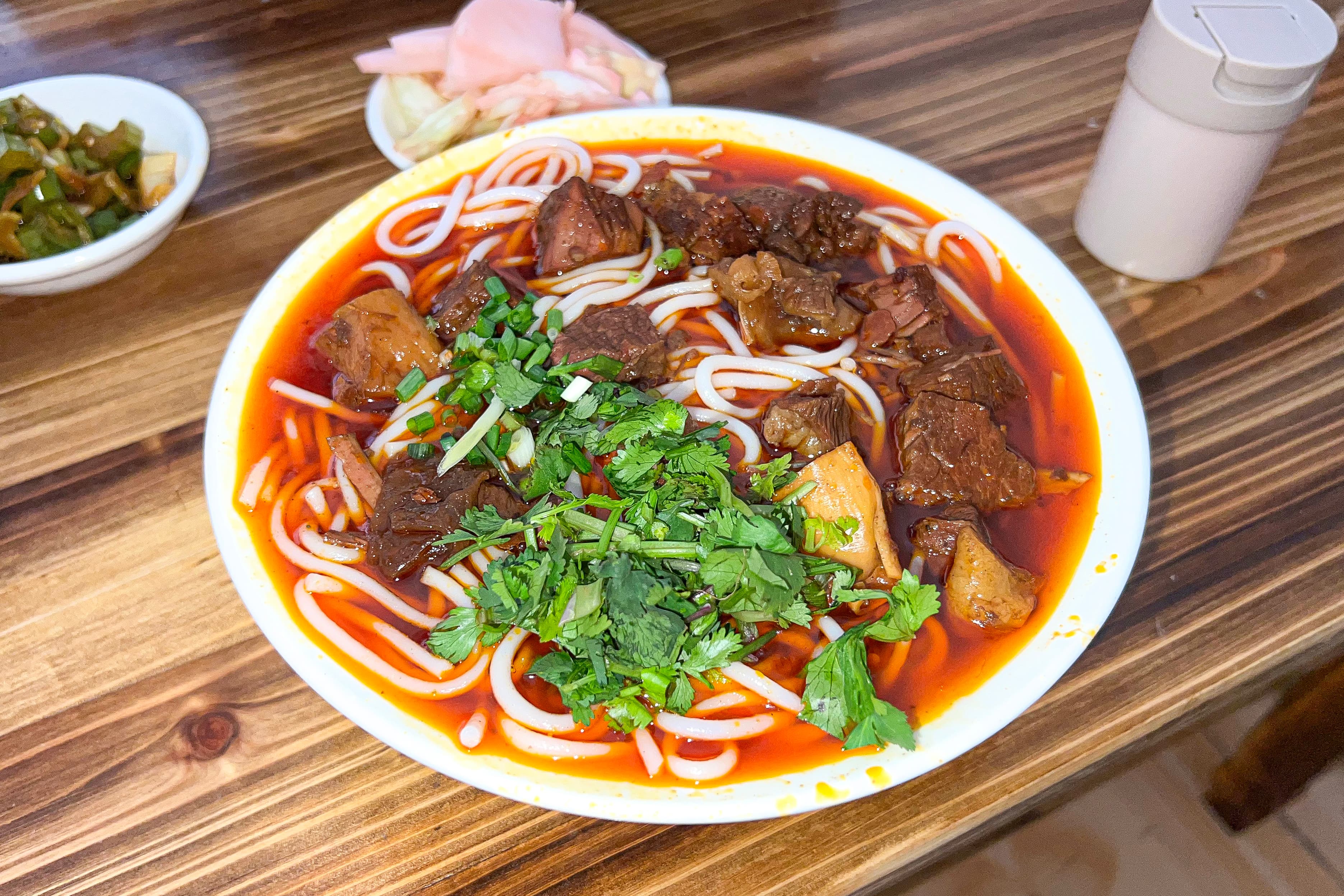安顺红烧牛肉粉一碗,与贵阳肠旺面同属一脉贵州面食