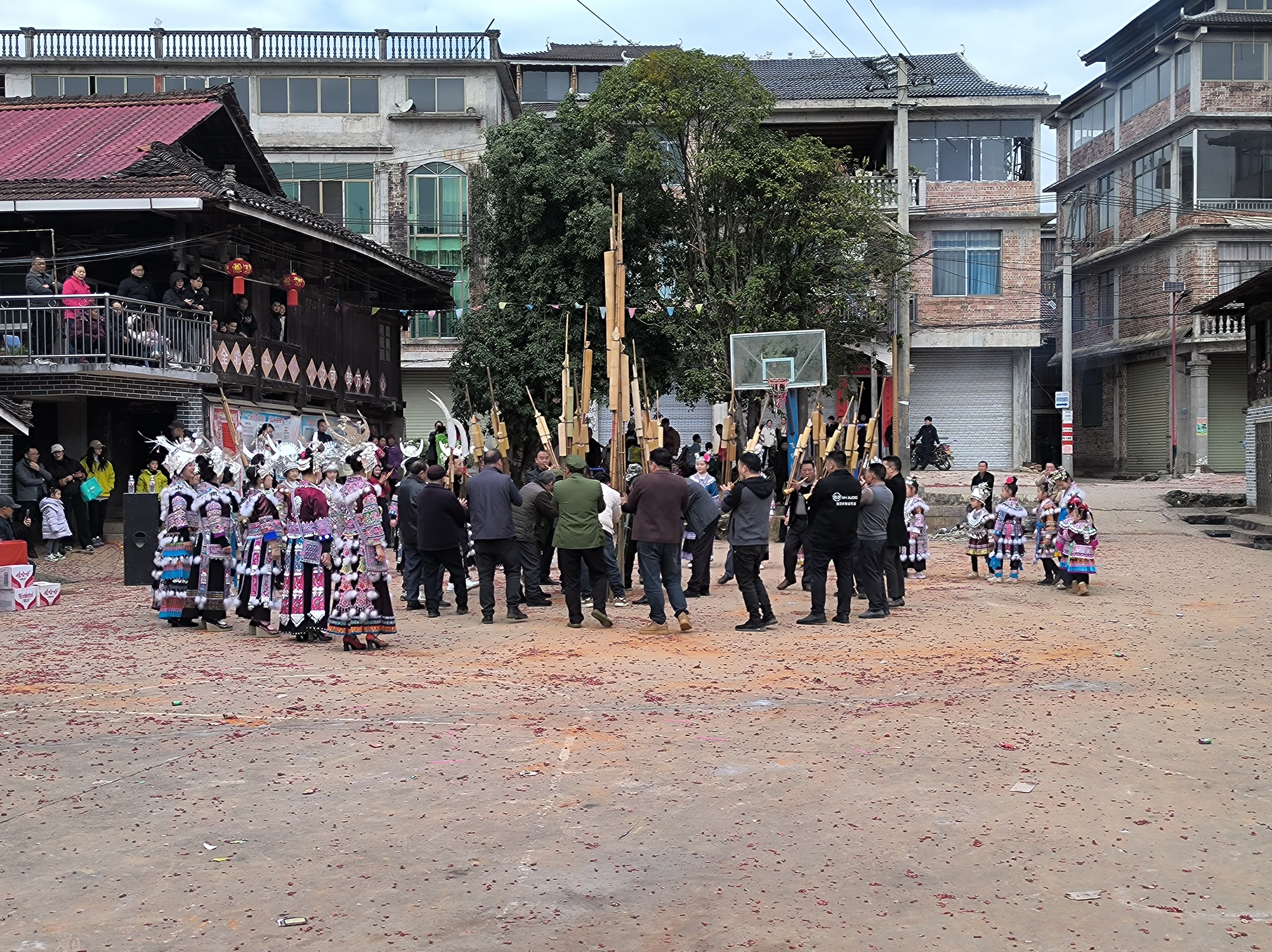 《多彩贵州风》舞台中央:苗族舞者头戴整套银冠、身着靛染绣袍翩翩起舞