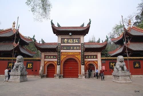 黔灵山苍翠杉林之间,弘福寺的朱墙金顶若隐若现