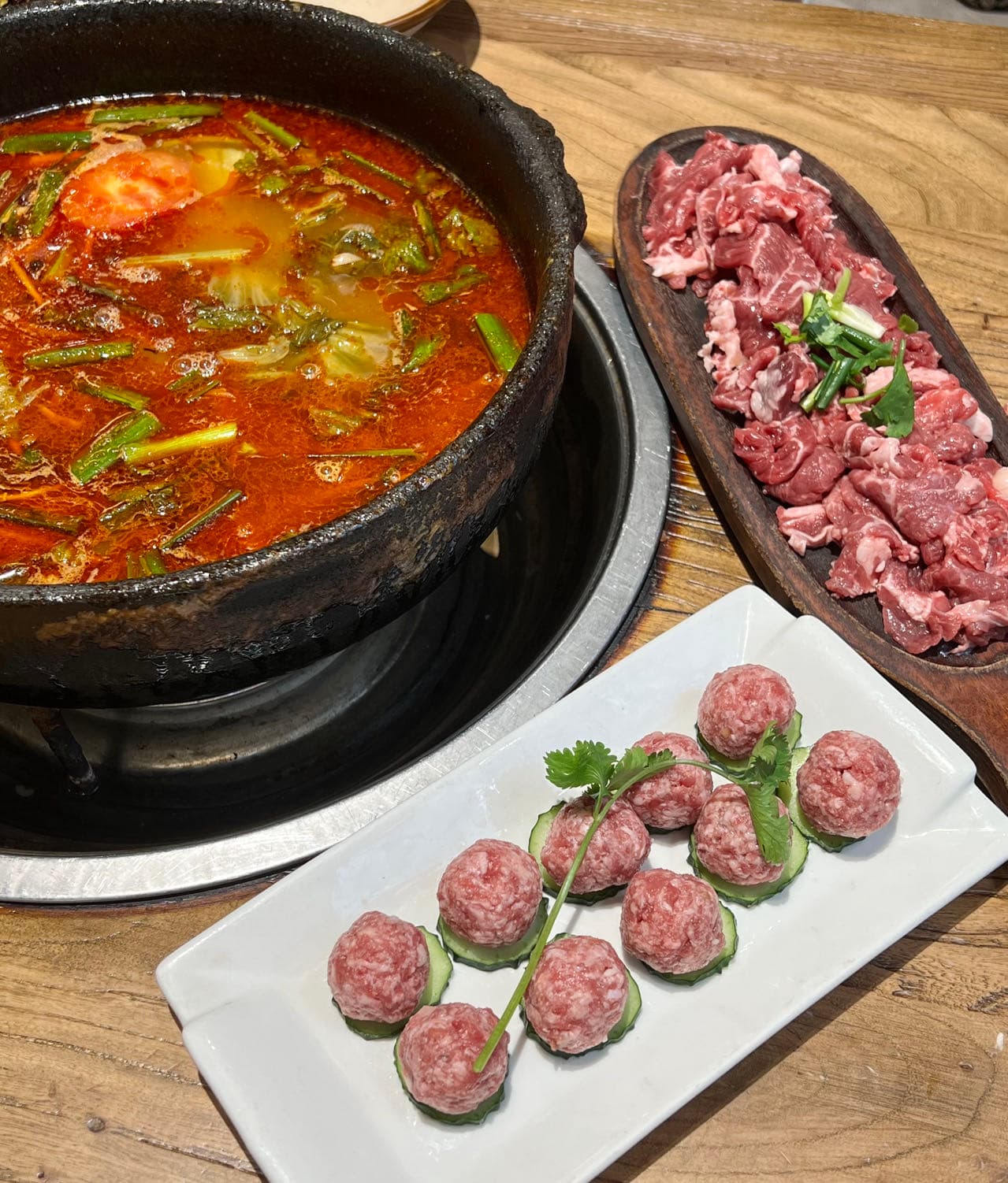 贵州苗家酸汤一碗(牛肉版),与贵阳招牌酸汤鱼共用同一红番茄发酵汤底
