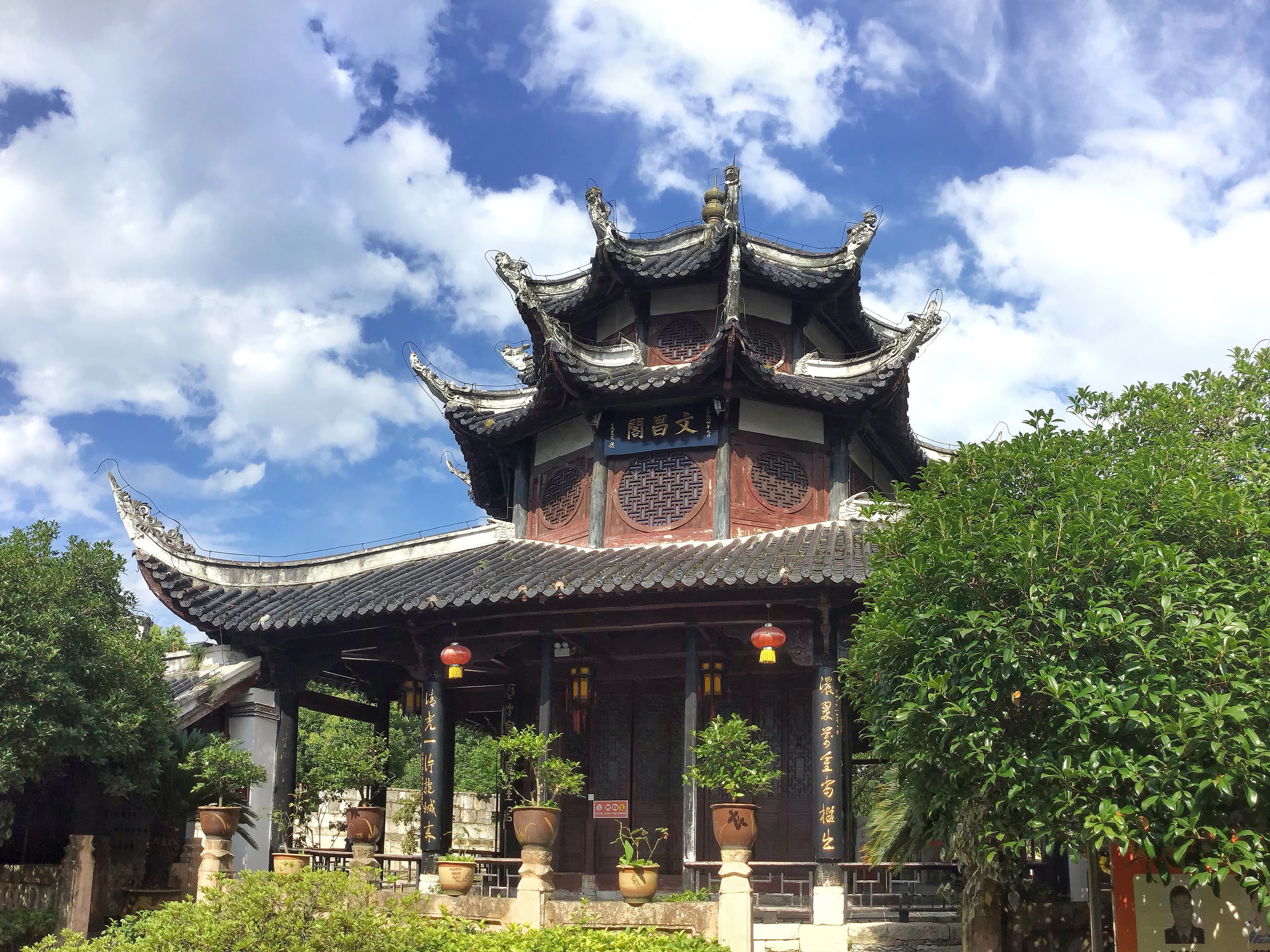 贵阳老城内的文昌阁,三层九角飞檐沐于午后暖光之中