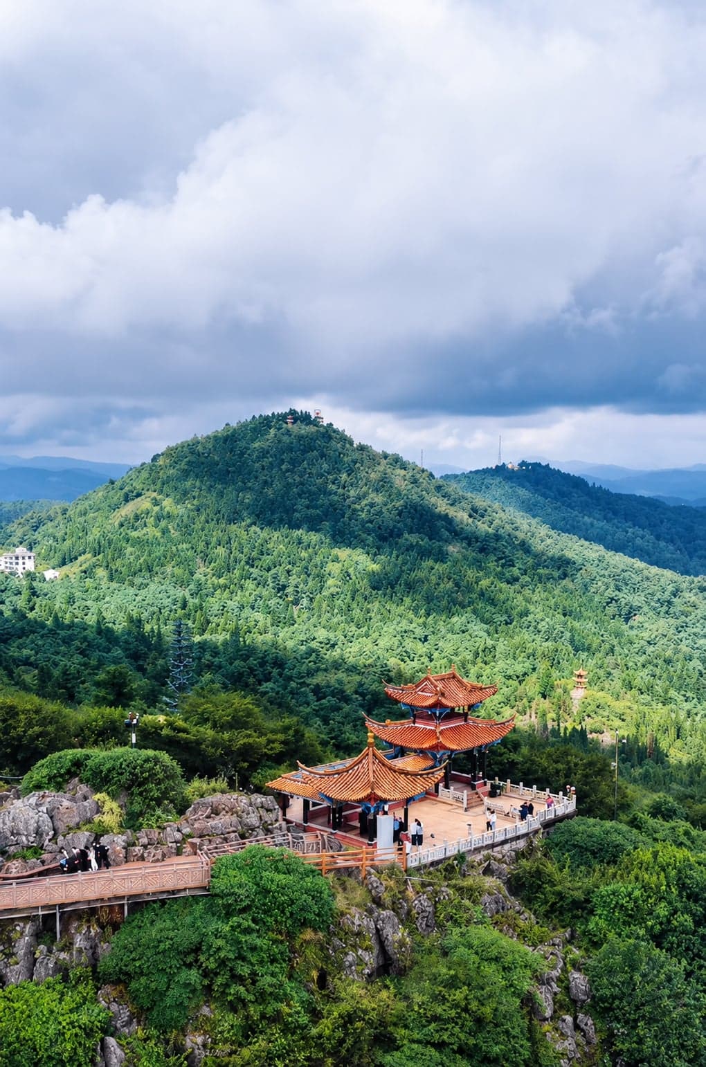 The Dragon Gate pavilion and cliff-cut walkway of Xishan above Kunming, hand-carved into the limestone face of the Western Hills