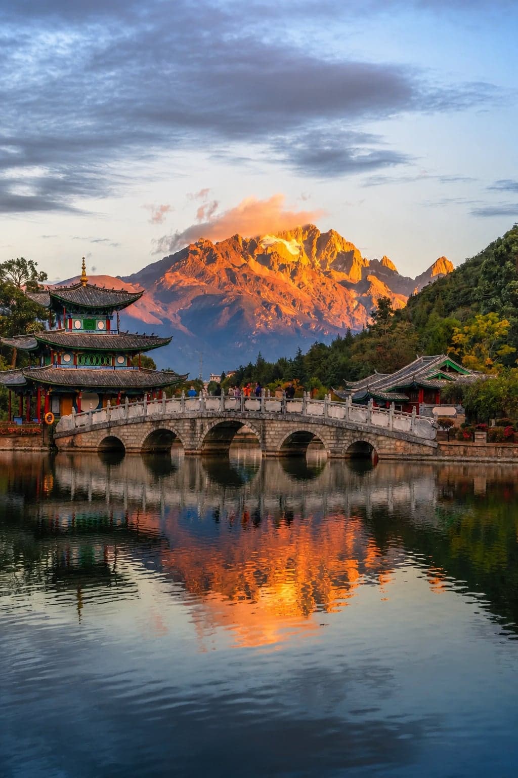 黑龙潭公园内一座白石拱桥之上,行人正向桥尾的楼阁走去,桥下是园中泉水汇成的清潭