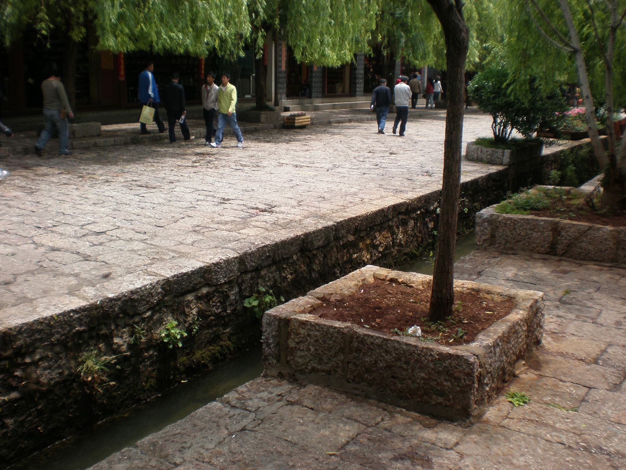 丽江古城东街水道一段,石桥与木屋夹岸