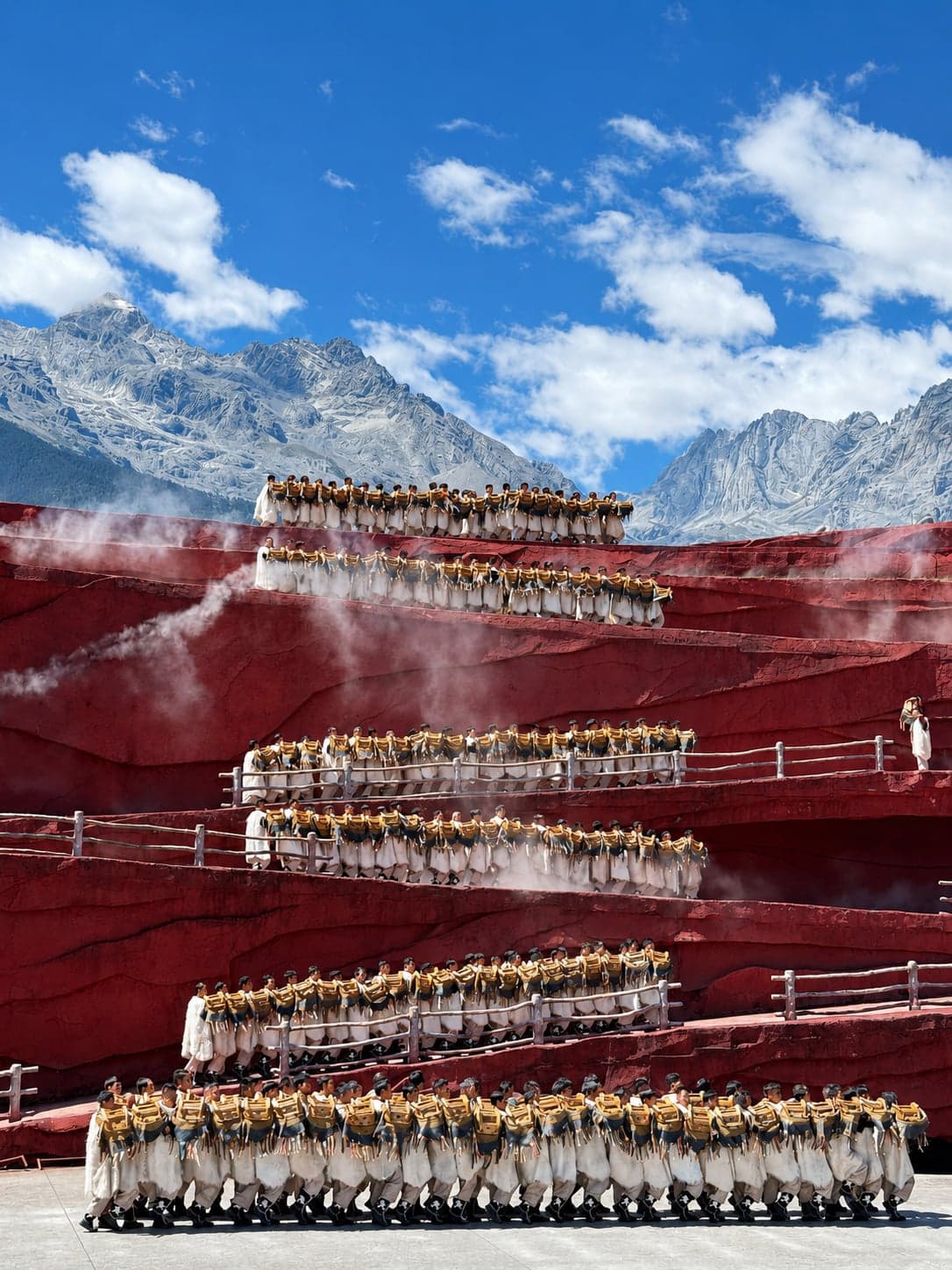 印象丽江山下实景演出:玉龙雪山作为天然背景,立于露天剧场之上