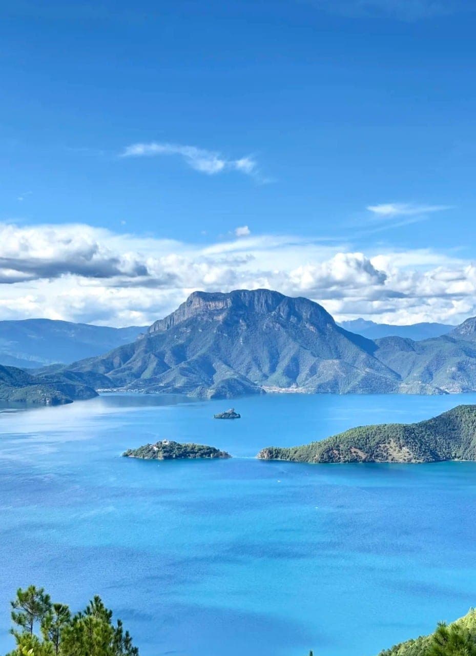 蓝色时分的泸沽湖:高山之间的深蓝湖面,水色静定如镜