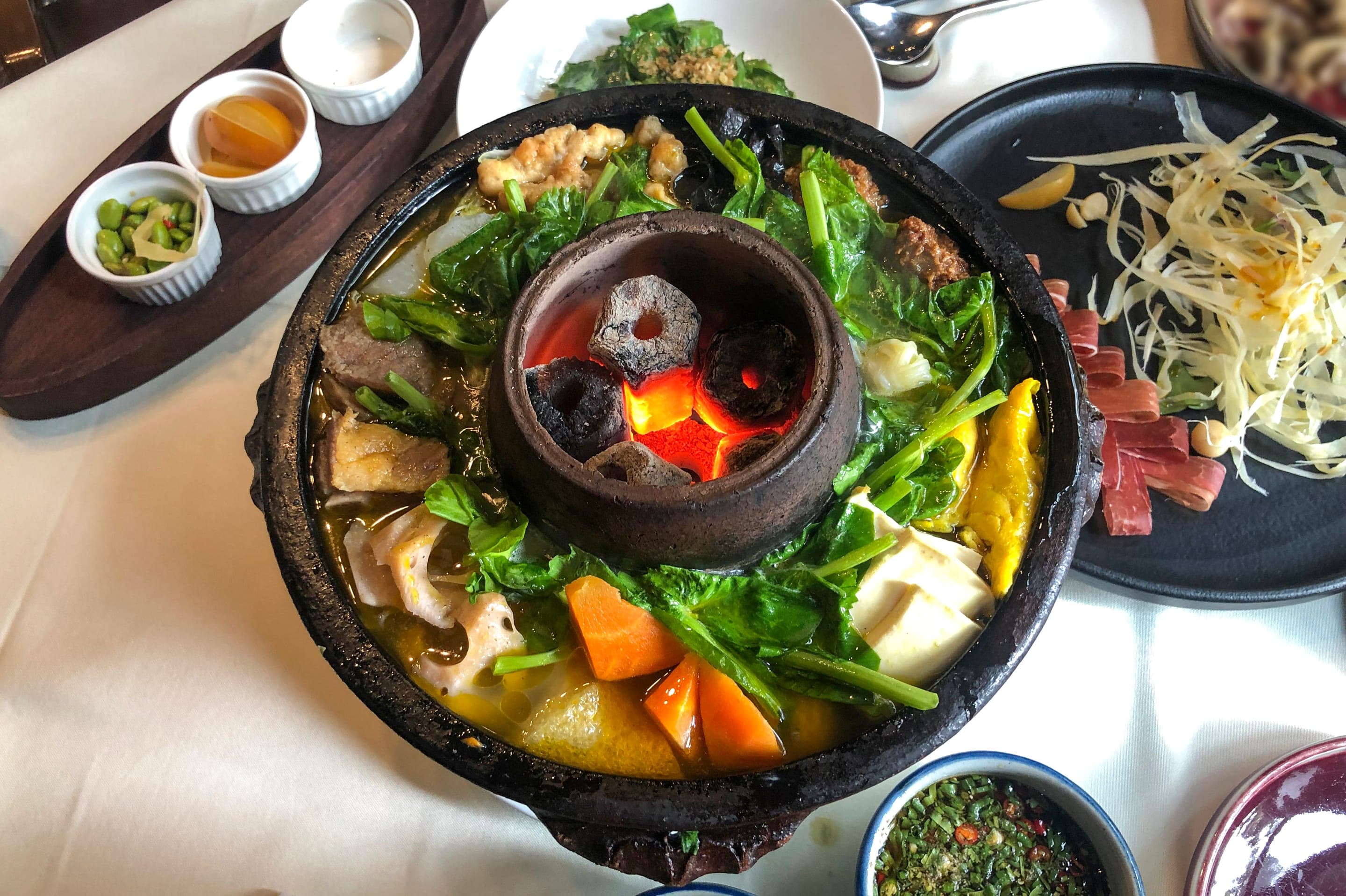 丽江院落中的一锅纳西腊排骨,配以山间野蔬