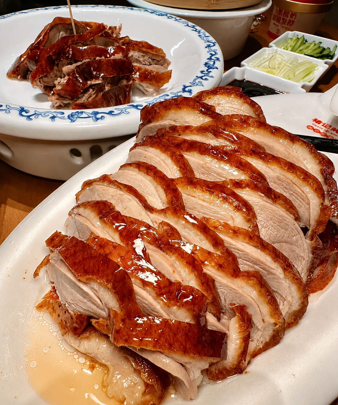 一份南京焖炉烤鸭,深漆色鸭皮,卤汁淋于其上