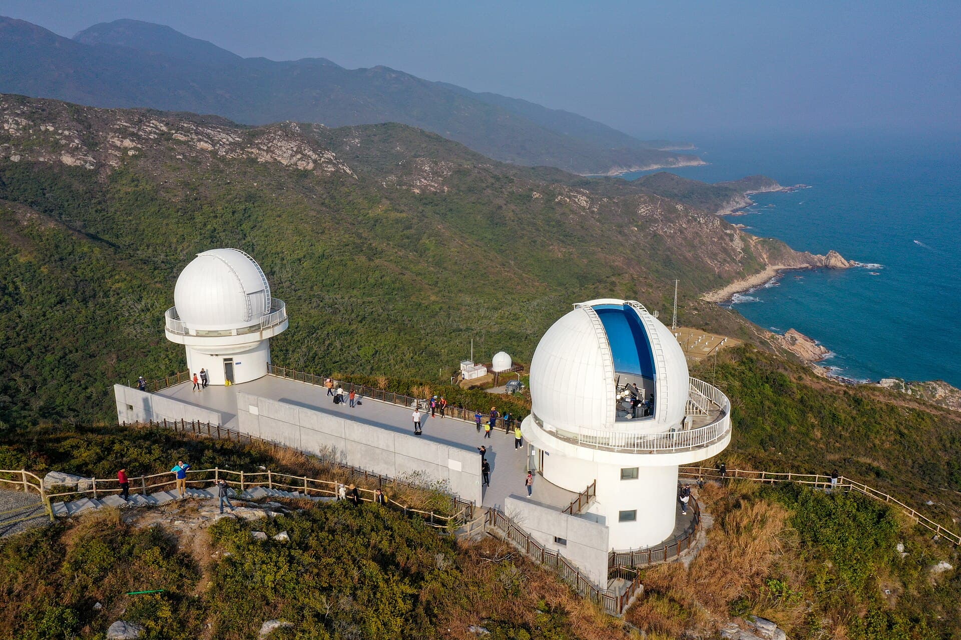 大鹏半岛南端山头上的深圳天文台白色穹顶,南中国海在身后