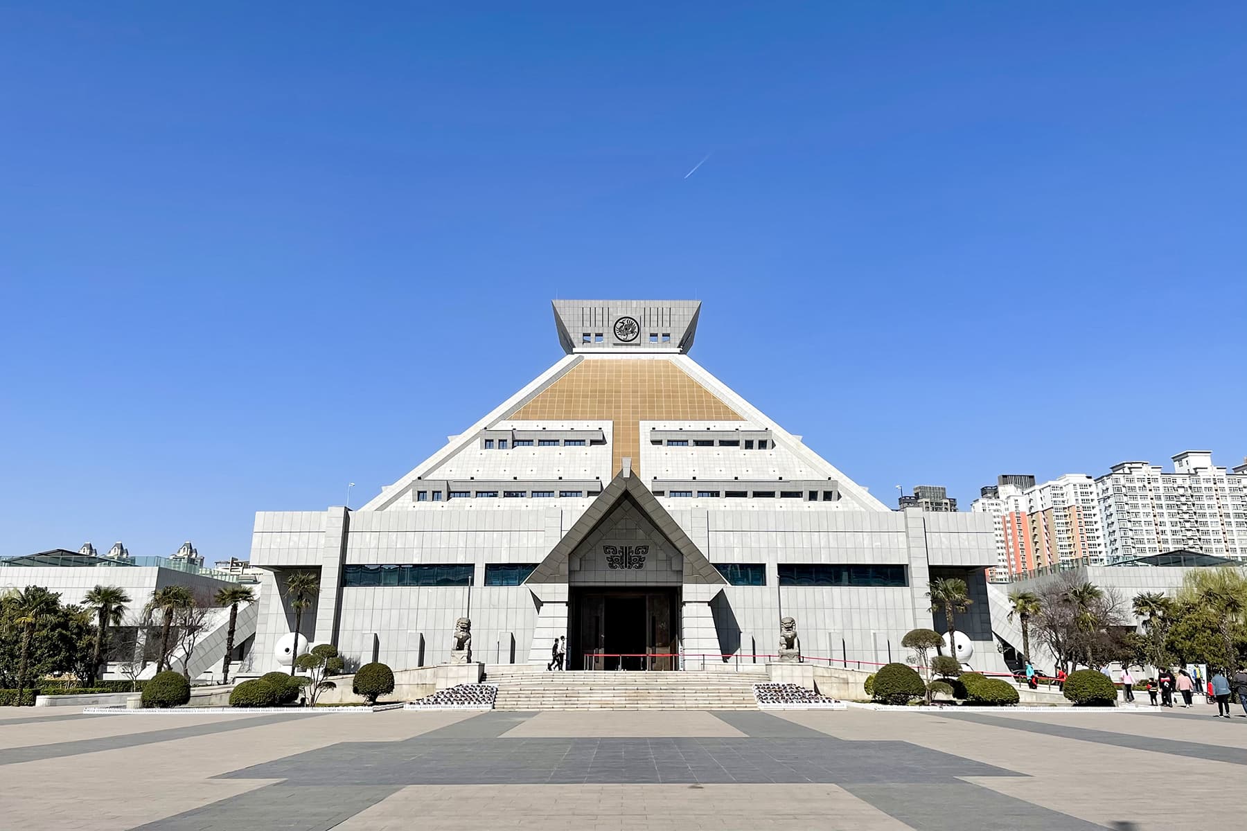 The bronze fang ding tripod of Du Ling from the Shang dynasty in the central hall of the Henan Museum, Zhengzhou