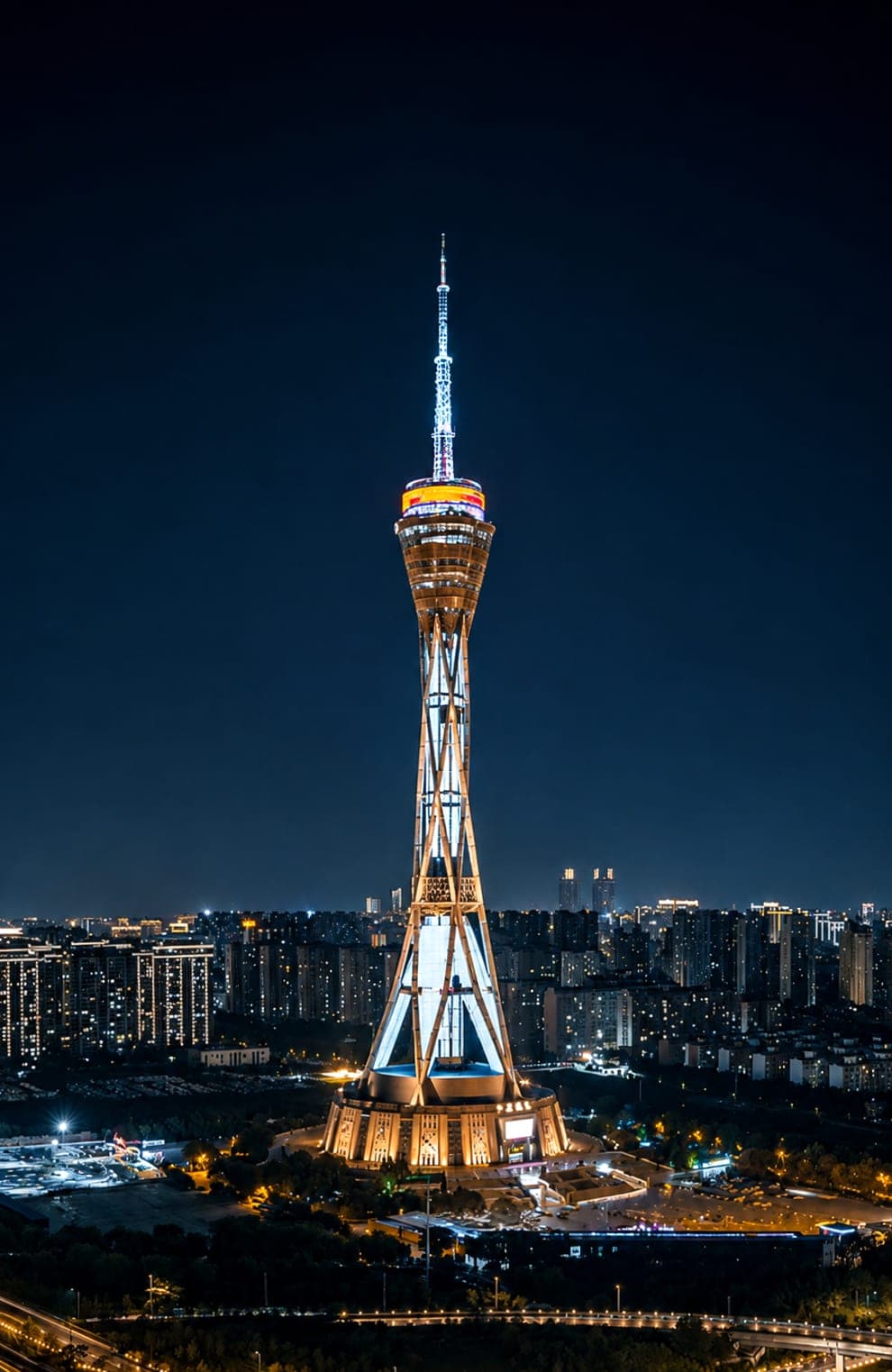 夜色之中,388 米中原福塔灯火齐燃,钢架交错的塔身自郑州南面天际线之上拔起,观景环以红黄灯带勾出塔顶轮廓